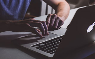 星空官网-掘金击败湖人，约基奇突破浓眉完成打三分，掘金约基奇球衣