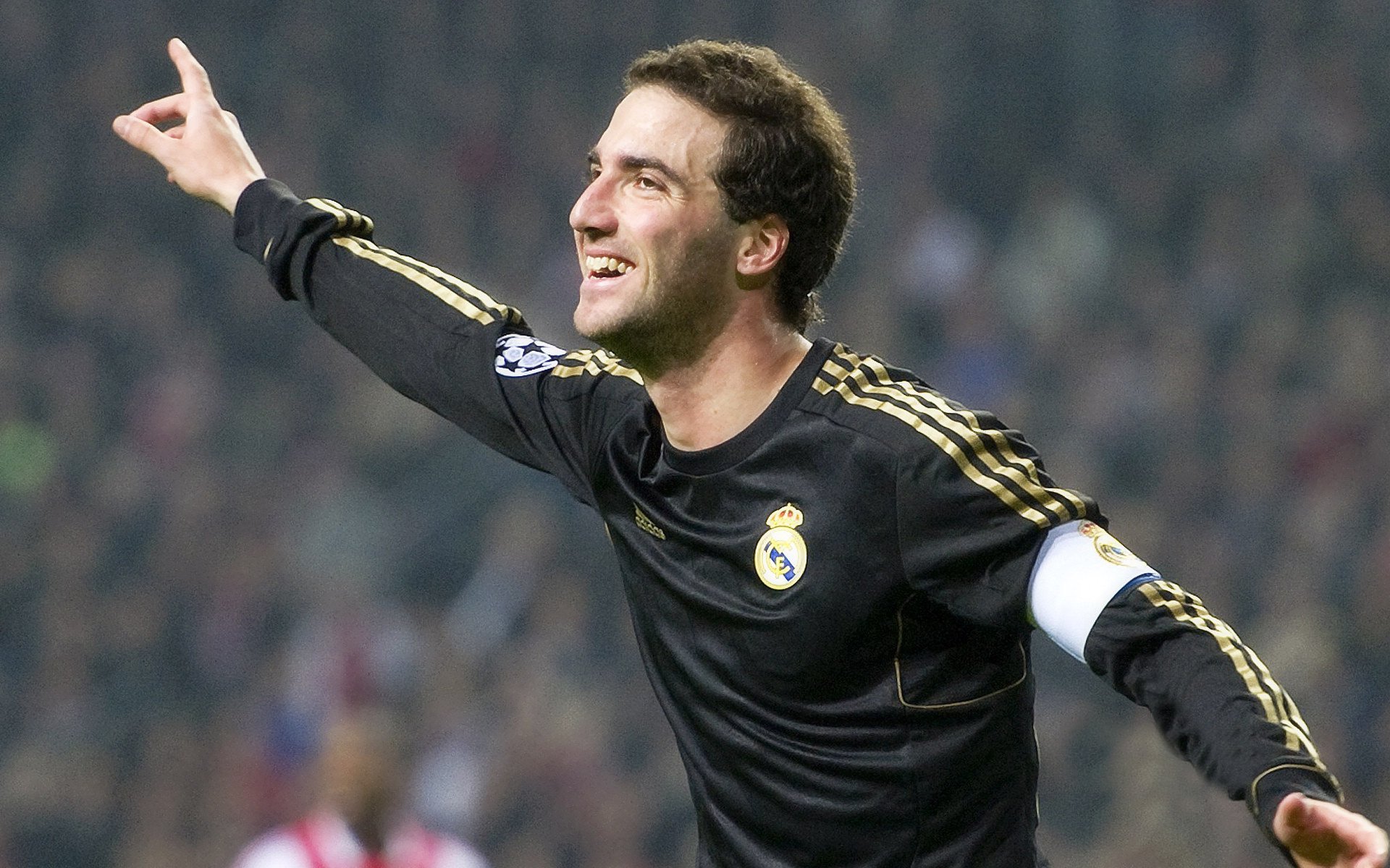 上海海港主场气氛火热,上海海港主场球衣